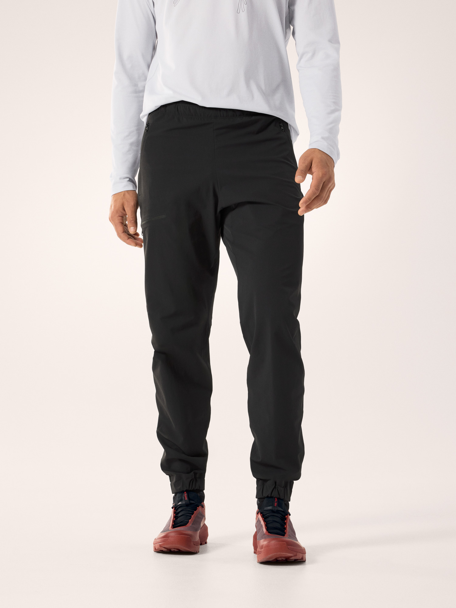 F25-X000010040-Gamma-Jogger-Black-Front-View