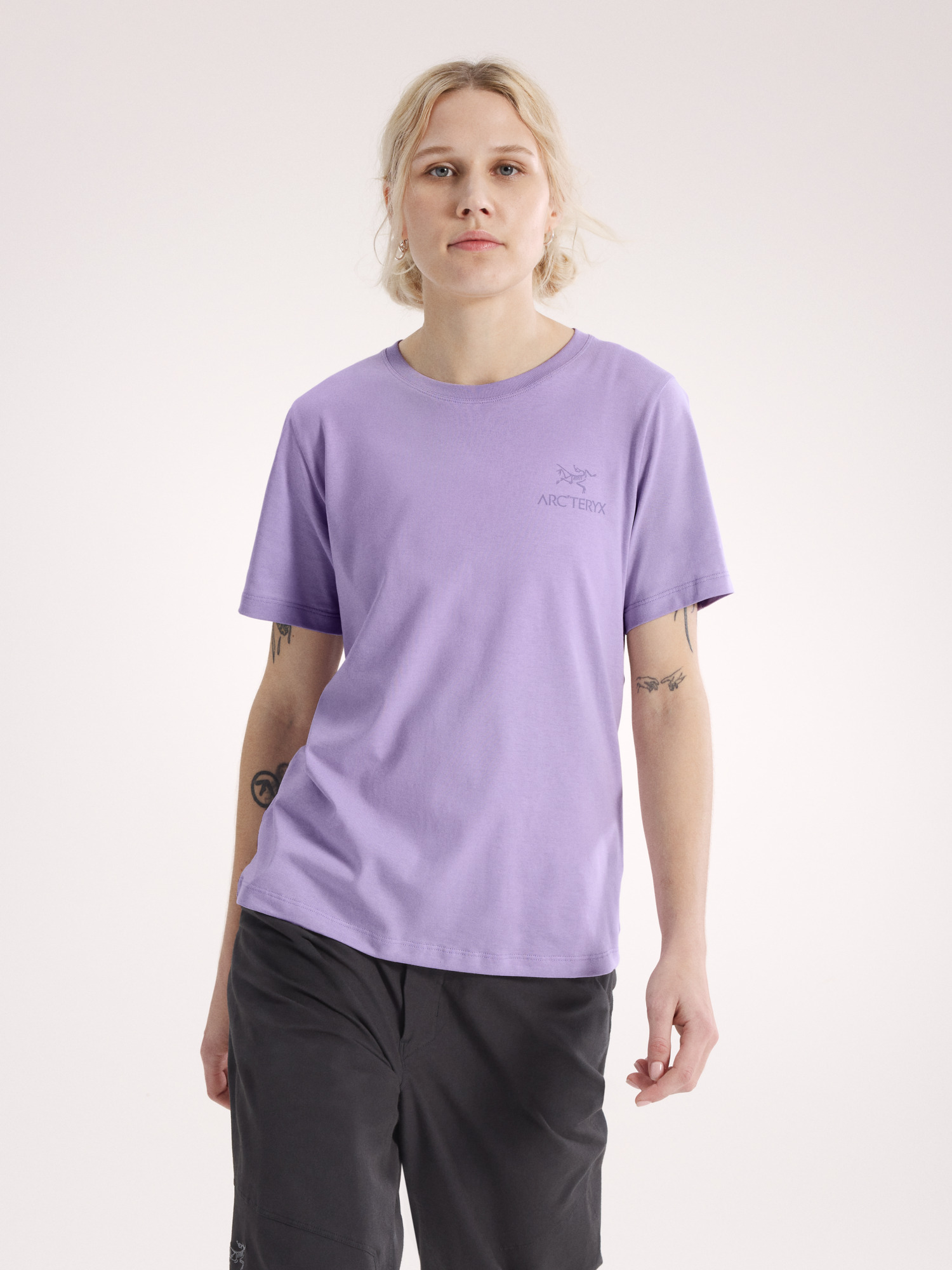 S26-X000009502-Kragg-SL-Cotton-Emblem-Crew-Shirt-SS-Mallow-Women-s-Front-View