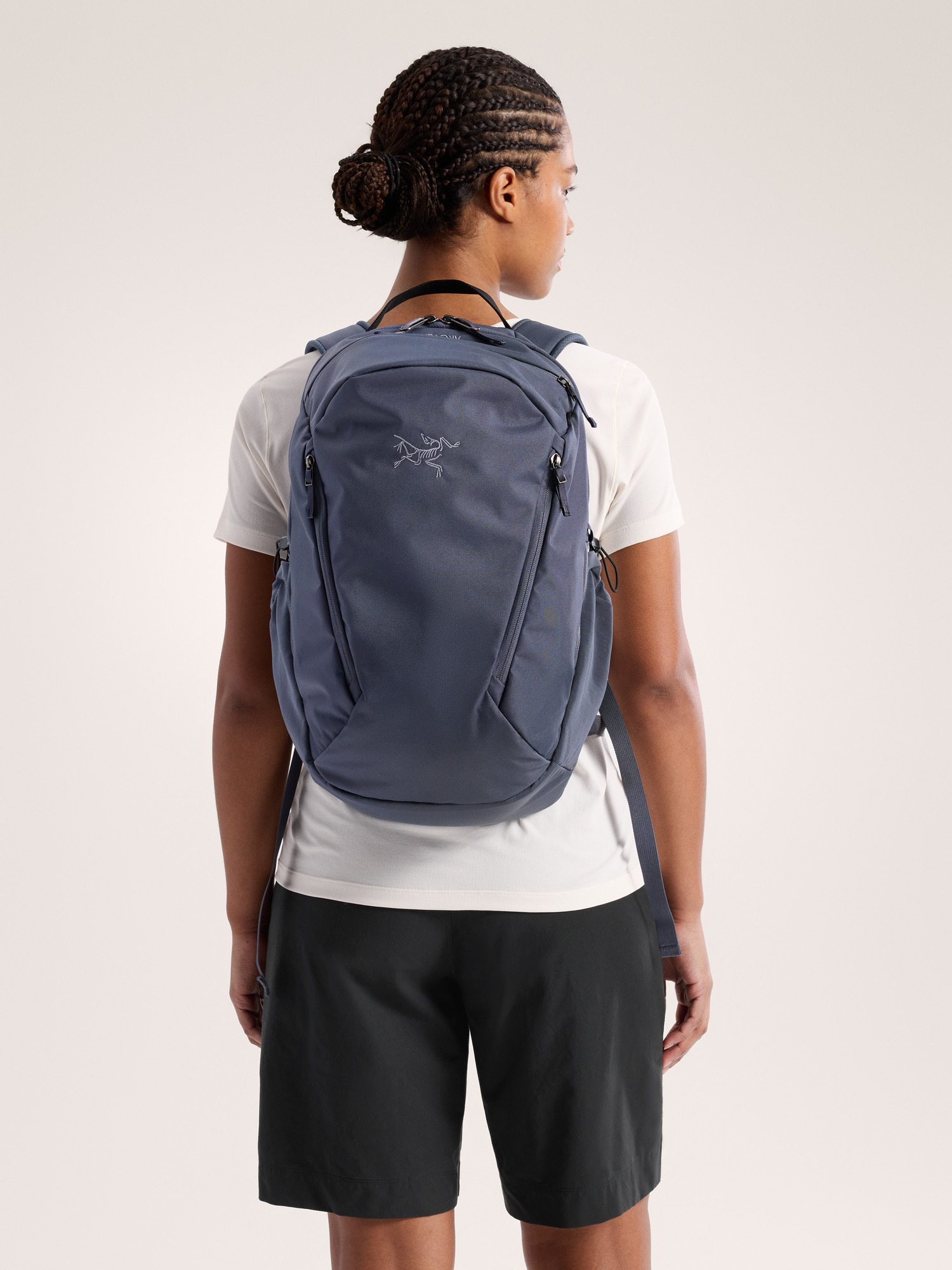 S26-X000010643-Mantis-26-Backpack-Dk-Stratus-Front-View